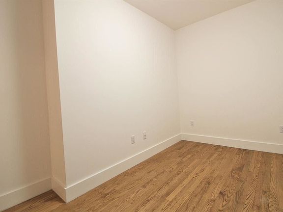 4th image of 240 W 10th St Frnt 2