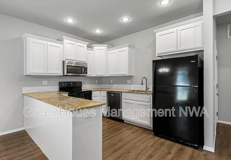 820 Baker St NW — Photo 7