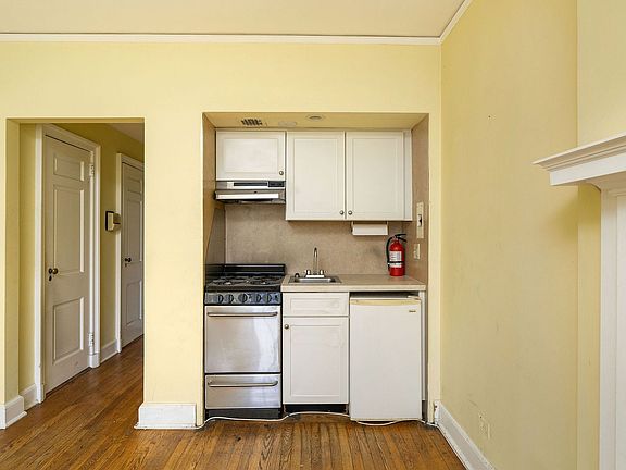 4th image of 44 Nassau St