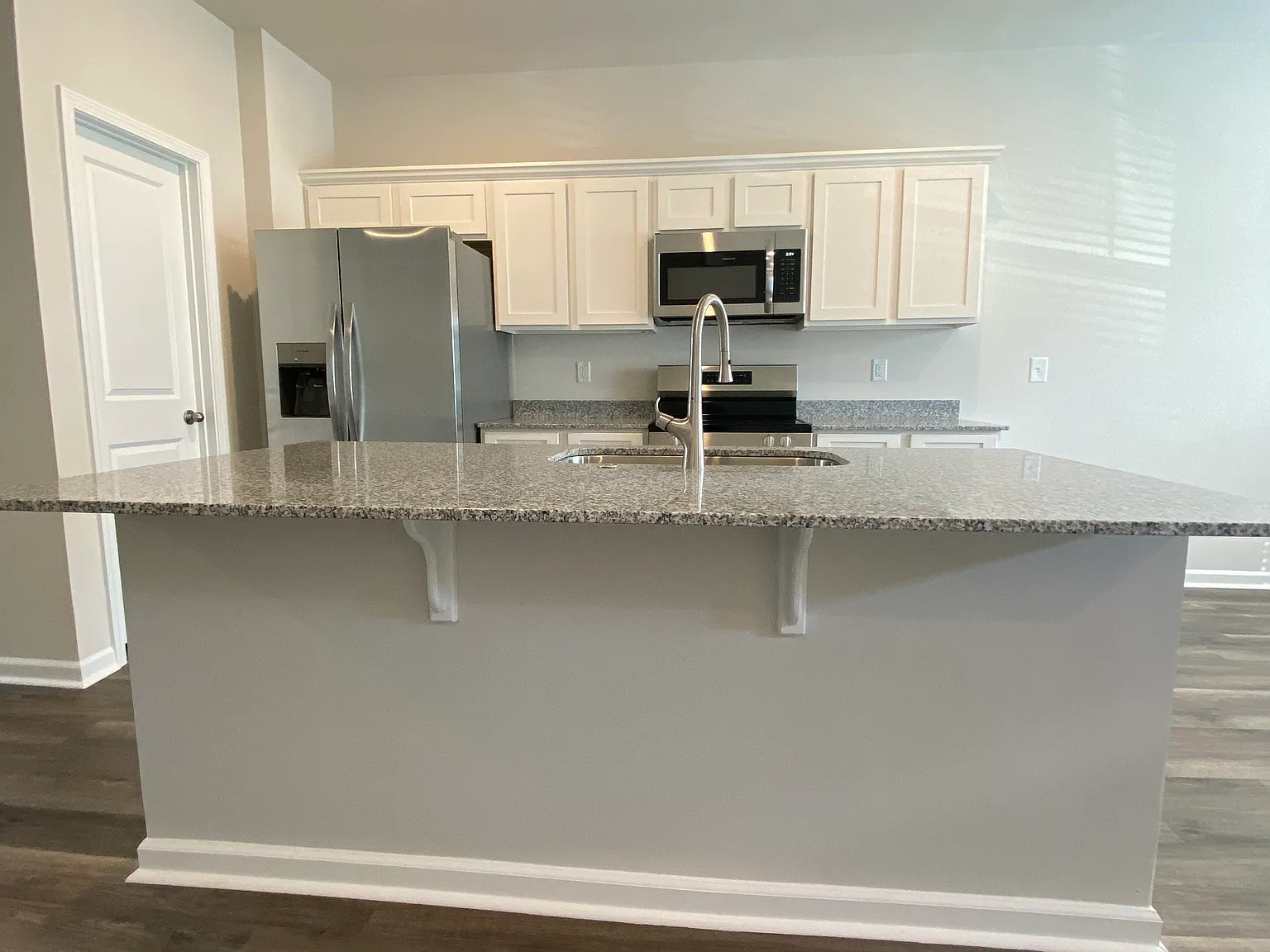 3 bed, 2.5 bath, 1305 sqft, $2,110 — Photo 4