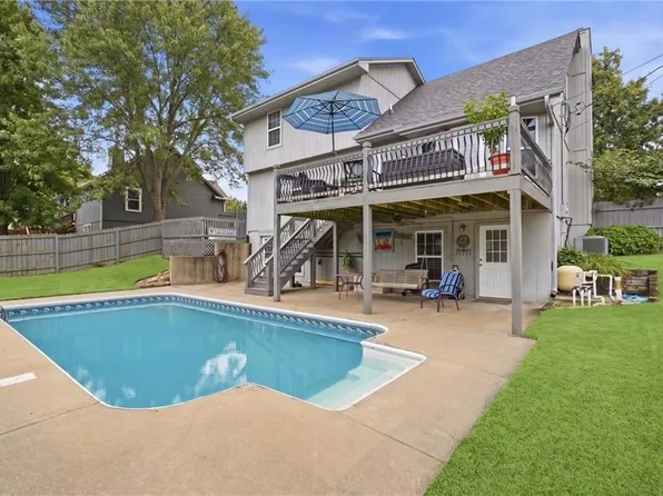 301 Andrea Ln, Harrisonville, MO 64701