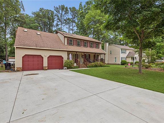 3rd image of 102 Edgewood Ct