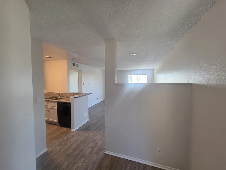 IMT 14227 Vanowen — Photo 25