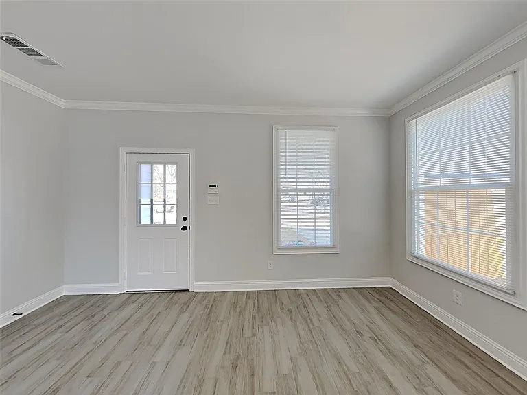 1032 E Leuda St — Photo 2