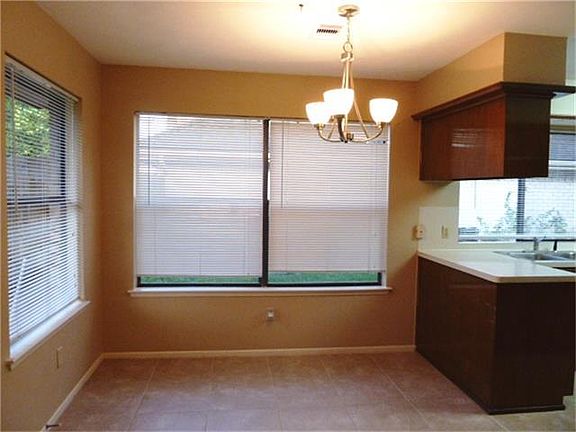 5th image of 2915 Green Fields Dr