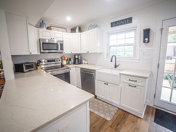 Beautiful Quartz countertops and totally renovated kitchen!