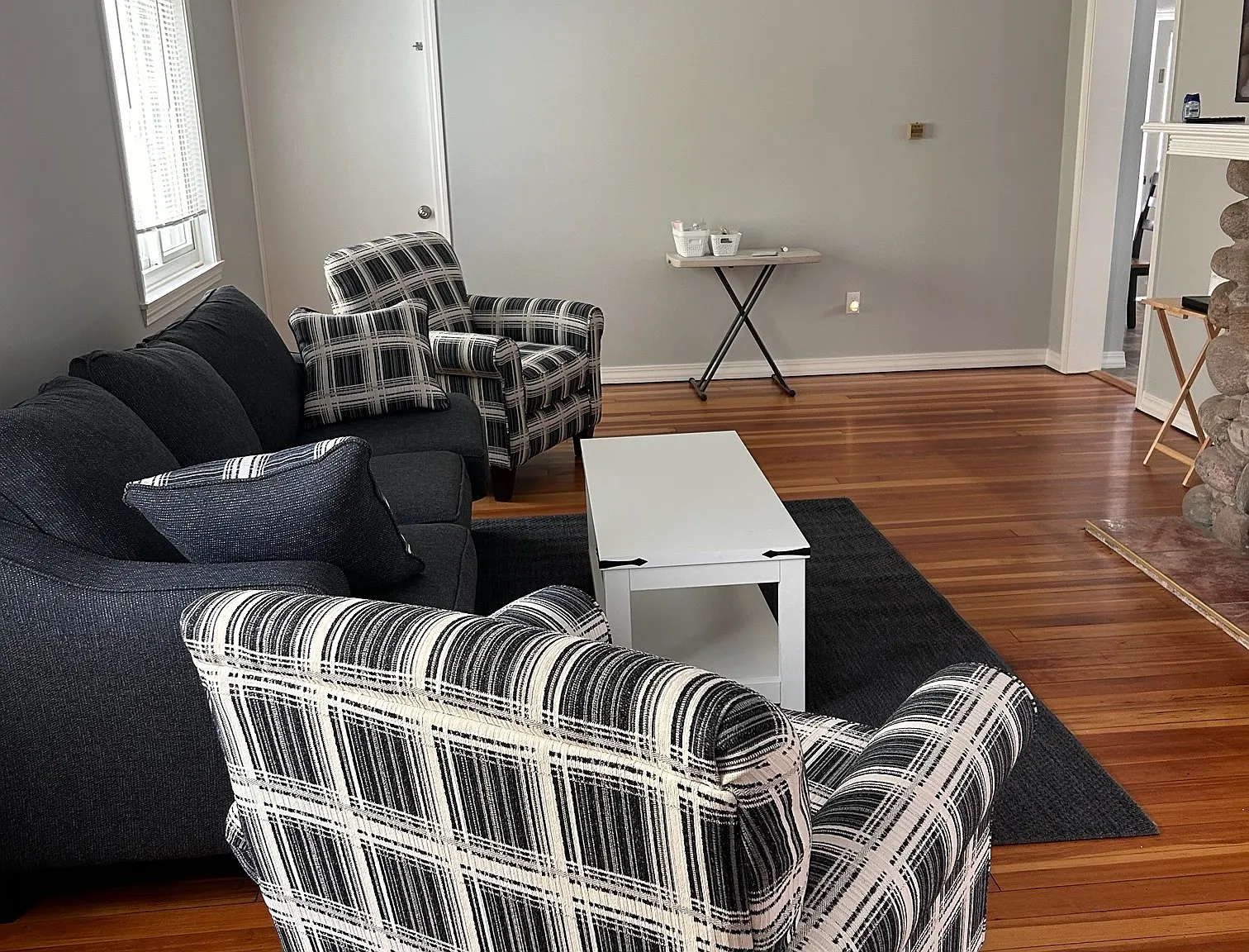 3 bed, 1.5 bath, 1690 sqft, $3,000 — Photo 3