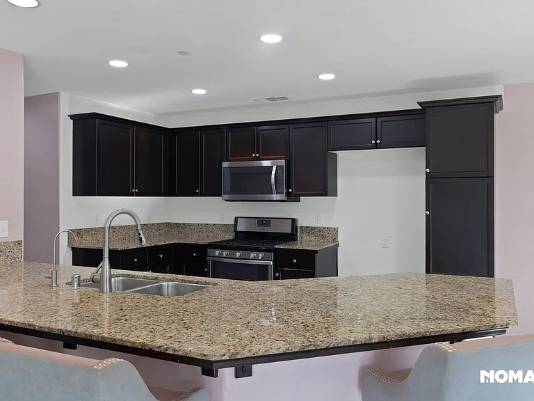 530 Hall St — Photo 4