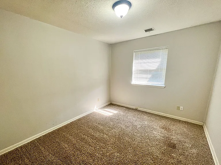 2737 Plymouth Ln — Photo 9