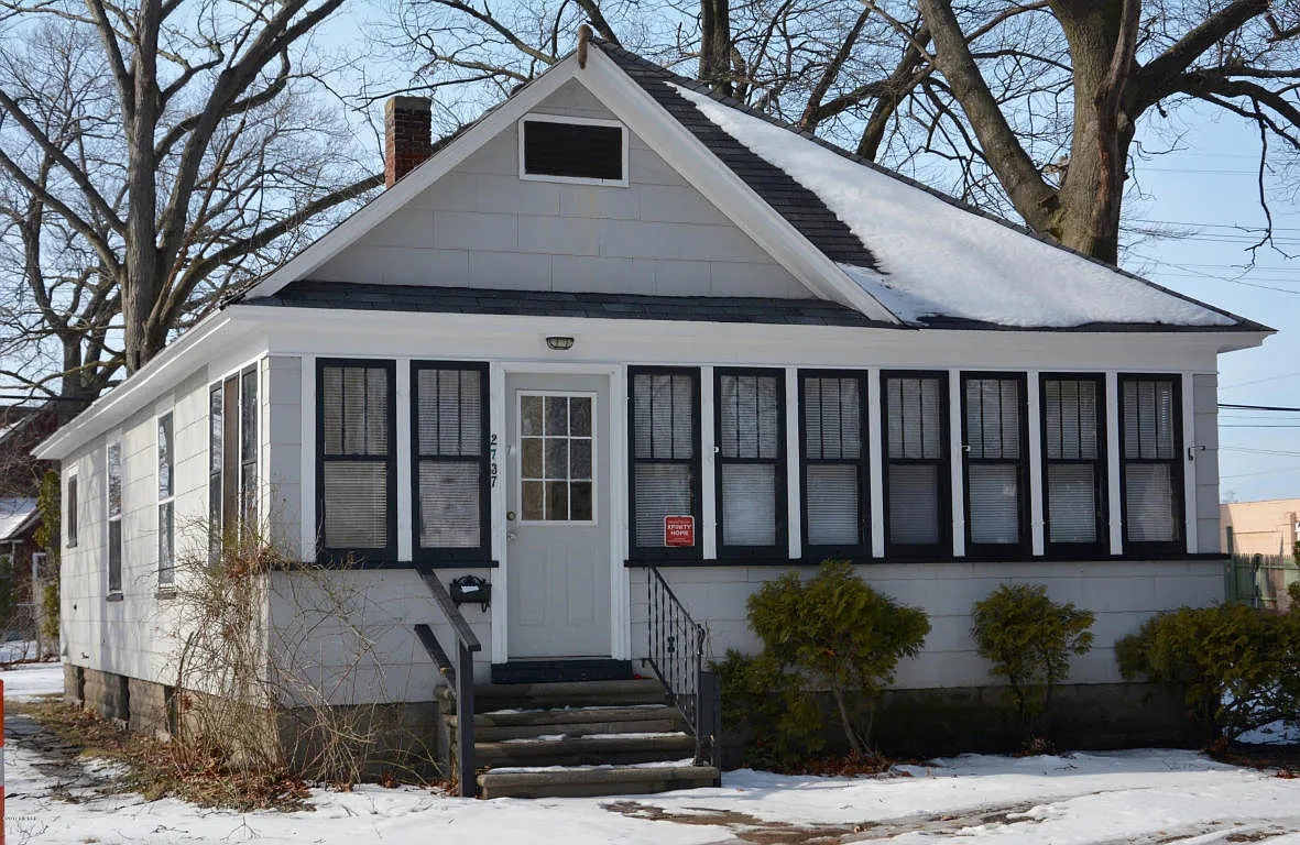 2737 8th St photo 1