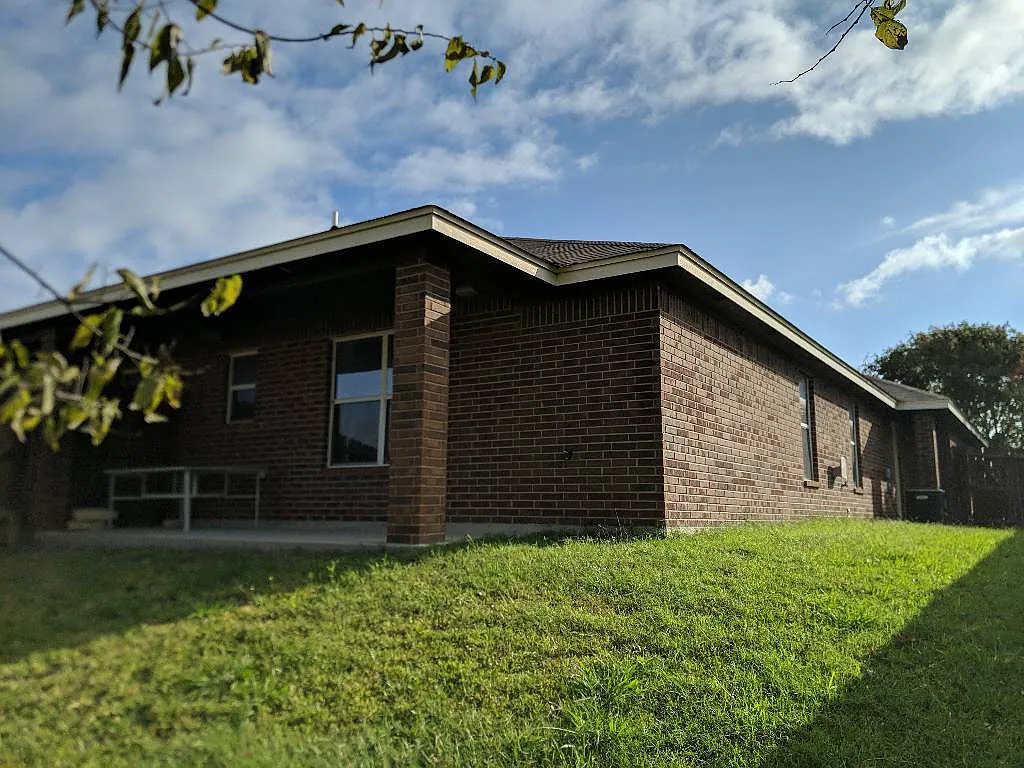 3 bed, 2.0 bath, 1290 sqft, $1,300 — Photo 3