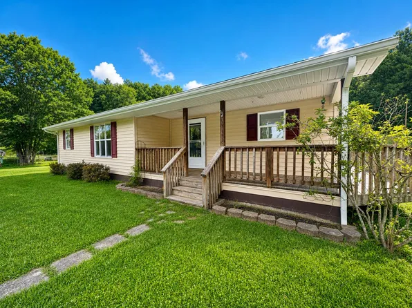 110 April Dr, Glen Daniel, WV 25844