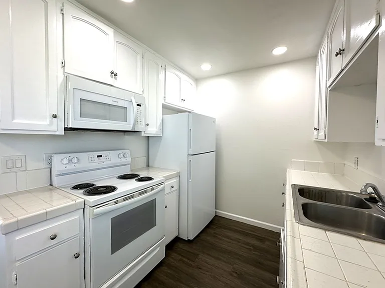 210 Quintard St — Photo 2