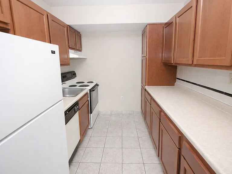 1/2 Bedroom - Kitchen
