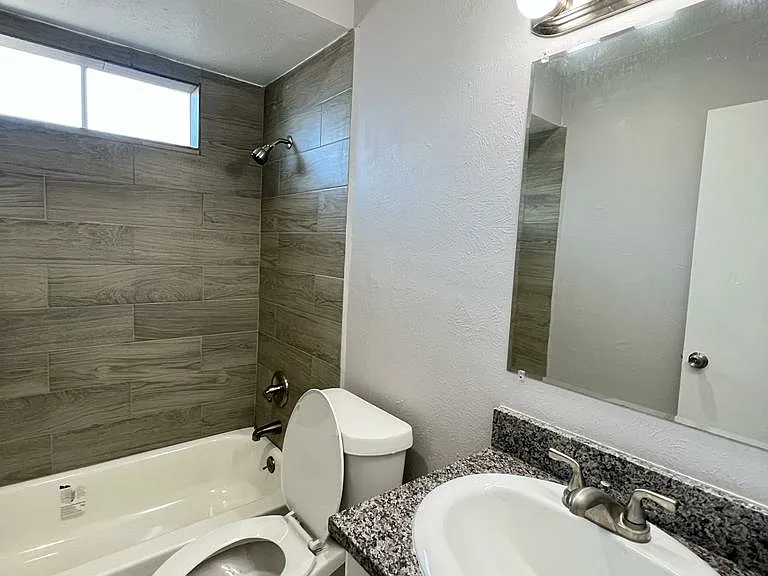 La Hacienda Apartments — Photo 6