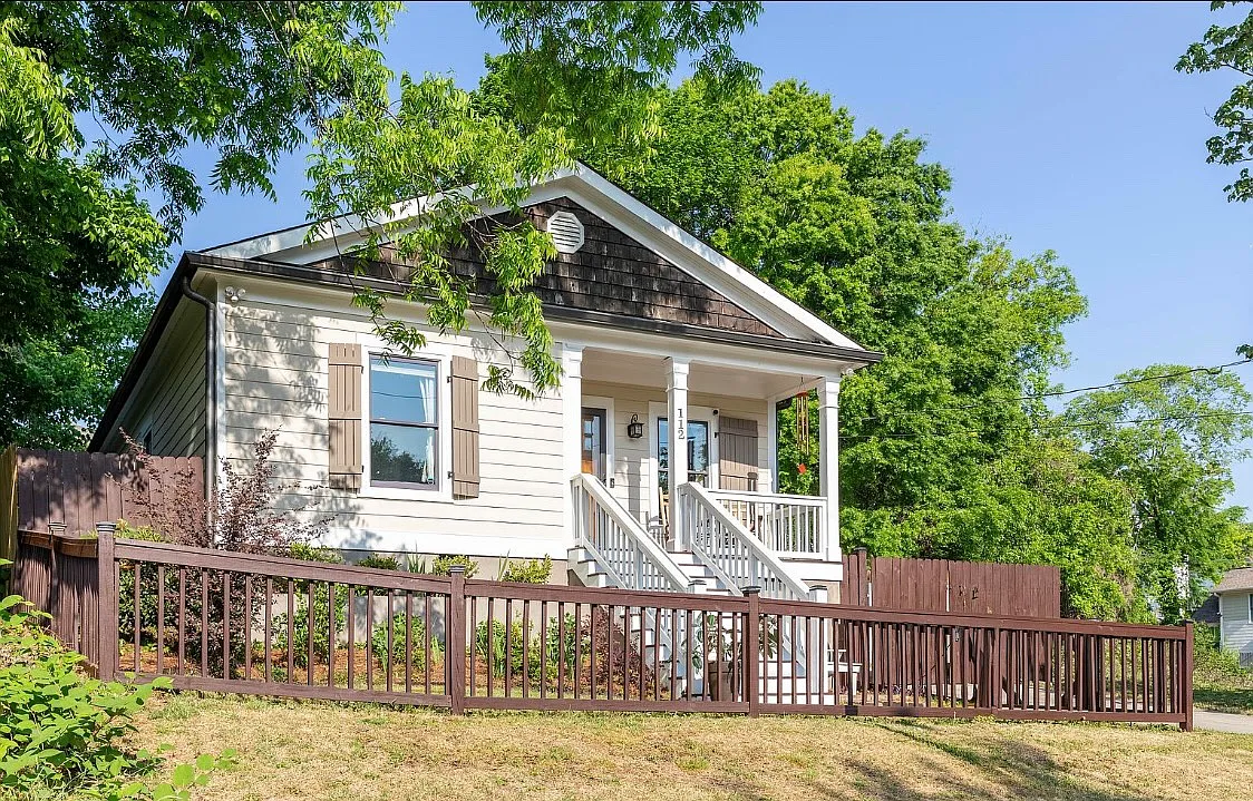 3 bed, 1600 sqft, $3,000 — Photo 1