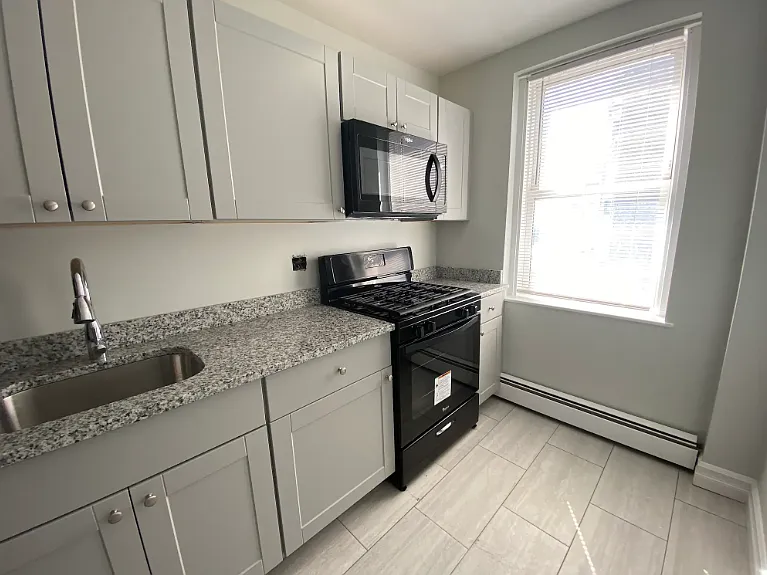 11 - 17 Beach Road Apartments — Photo 11