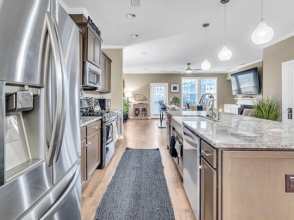 3rd image of 5910 Giddings St