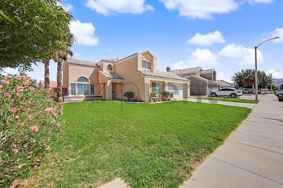5 bed, 2.5 bath, 2370 sqft, $3,500 — Photo 2