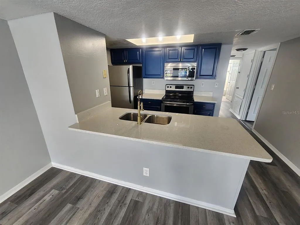 3 bed, 2.0 bath, 1287 sqft, $1,900 — Photo 3