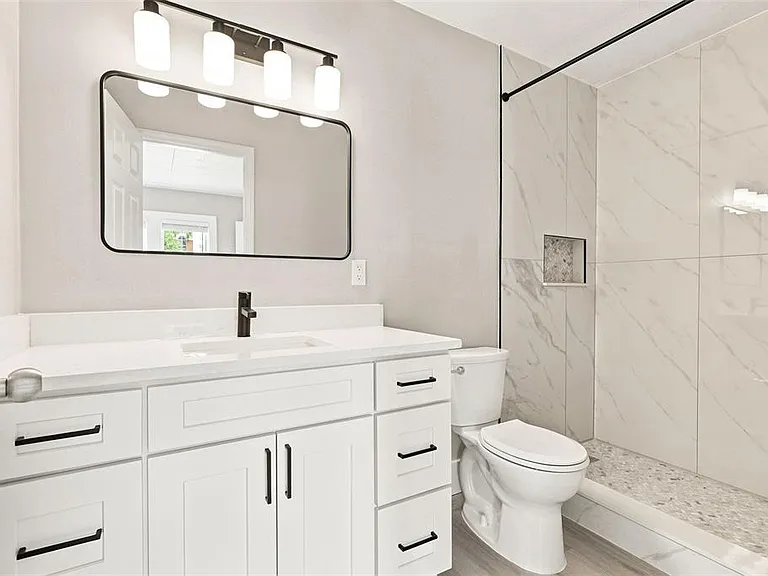 2704 E Jefferson St — Photo 21