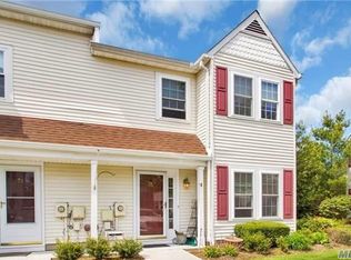 75 Stratford Ct, Farmingdale, NY 11735