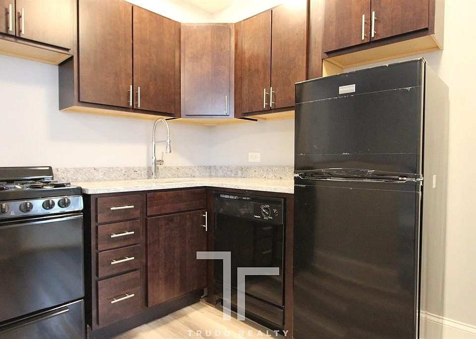 2nd image of 839 W Sheridan Rd APT 105