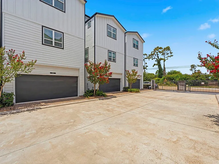 1047 Timbergrove Yards Ln — Photo 3