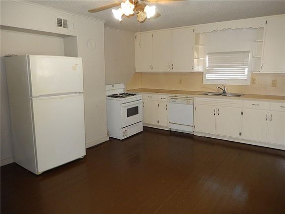 3rd image of 2429 Harris Dr