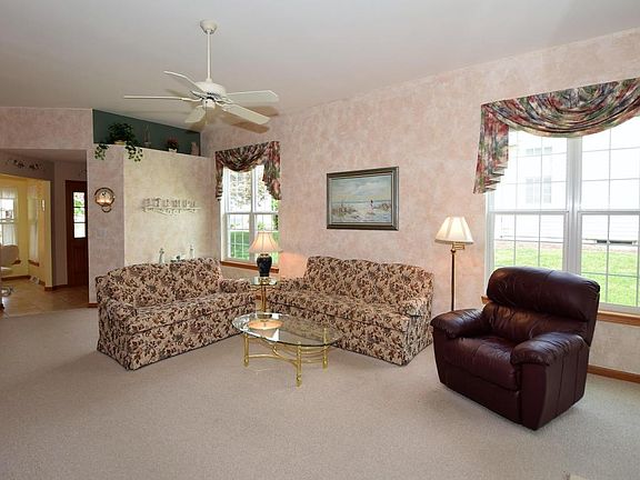 3rd image of 619 Park Dr