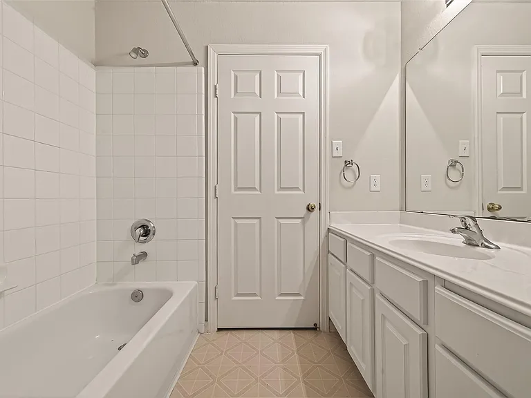 13915 Maleewan Ln — Photo 29