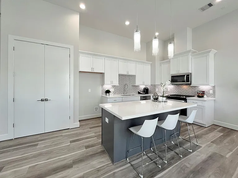 8318 Curry Rd — Photo 18