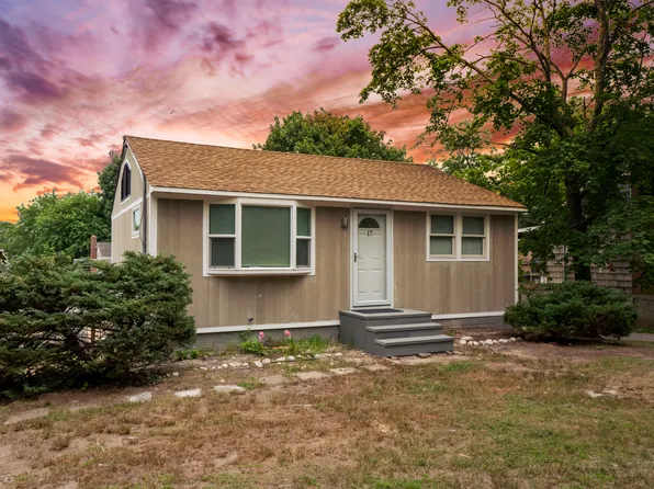 17 Canoe Place Rd, Hampton Bays, NY 11946