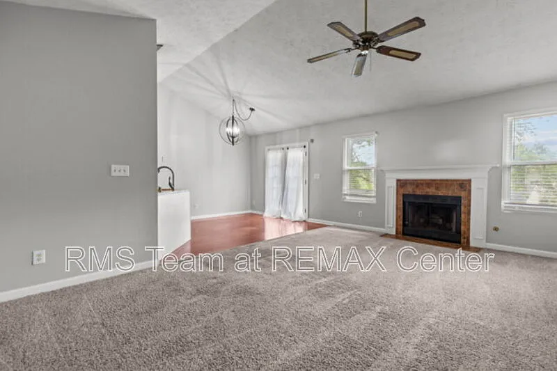 4 bed, 2.0 bath, 1985 sqft, $2,400 — Photo 4