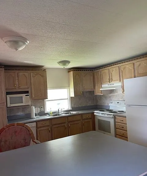 1812 Seagrape St NE — Photo 2