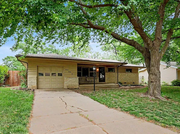 1322 N Lakeview Dr, Derby, KS 67037