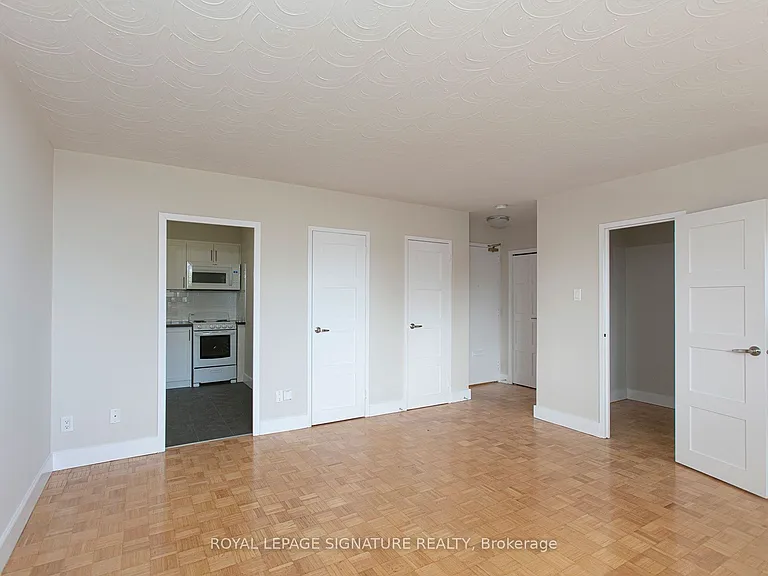 525 Eglinton Ave E #900 — Photo 2