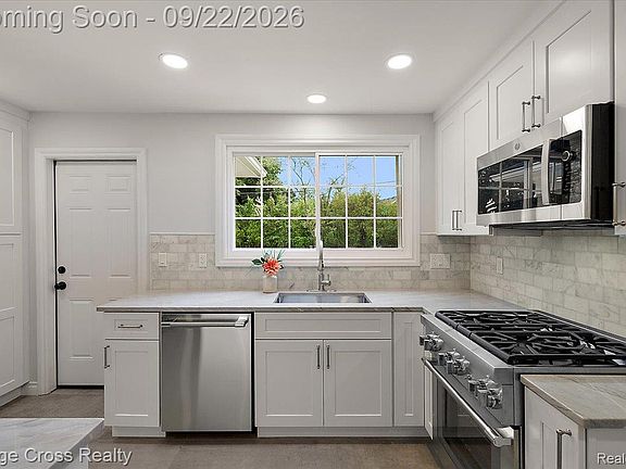 4th image of 330 N Cranbrook Cross Rd