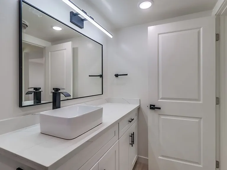 Welcome Surf House Villas E, a newly renovated luxury apartment community in the heart of Pacific... — Photo 10