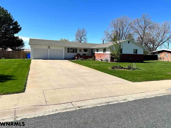 742 Valley View Dr, Scottsbluff, NE 69361