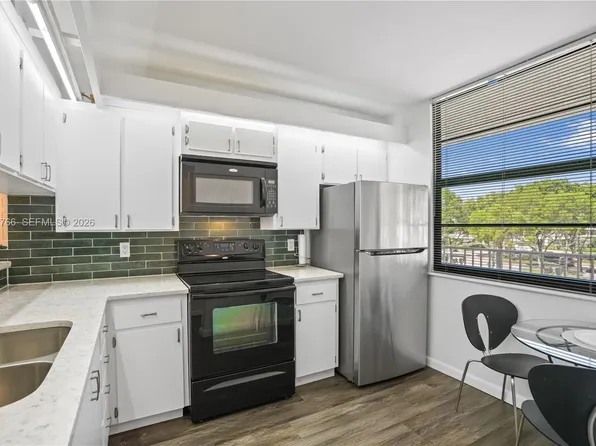 3516 Whitehall Dr APT 301, West Palm Beach, FL 33401