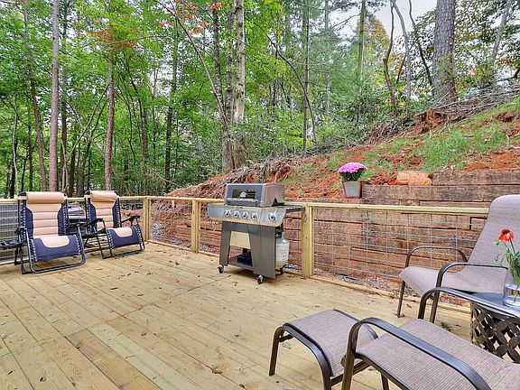 New constructed deck, perfect for grilling, relaxing and star gazing.