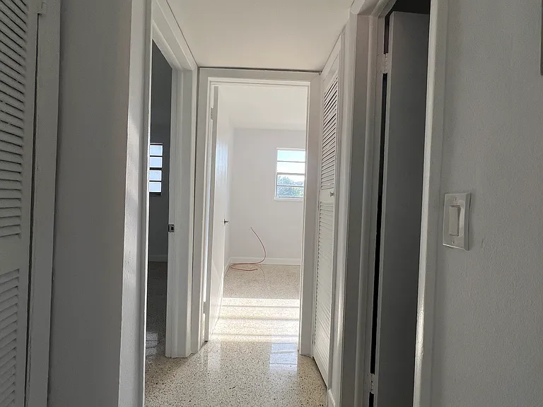 1460 SW 4th St #6 — Photo 6