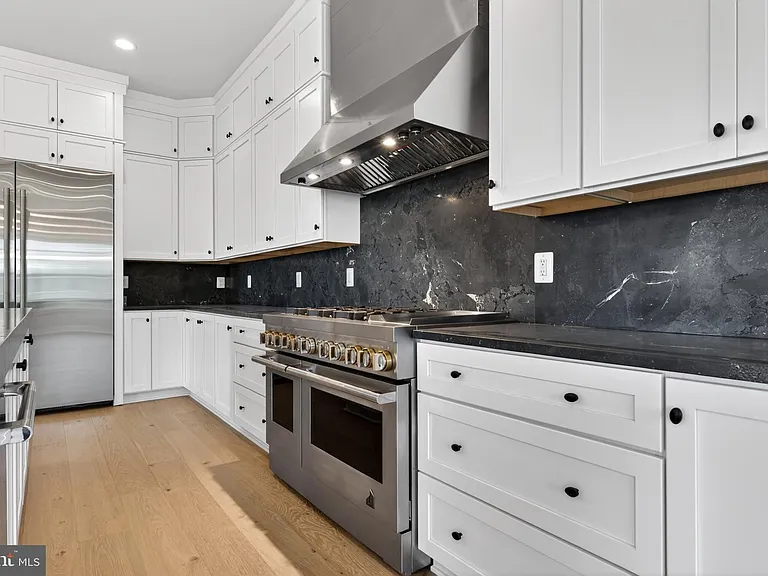 881 N Manchester St — Photo 18