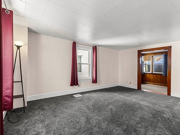 3rd image of 21 Chestnut St