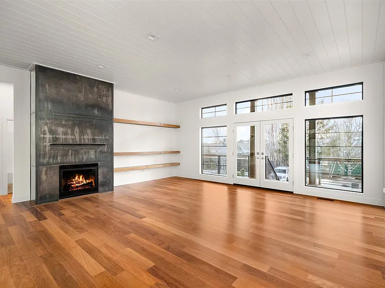 3328 E 55th Ave — Photo 5