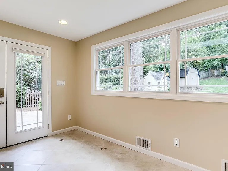 4894 Williamsburg Blvd — Photo 15