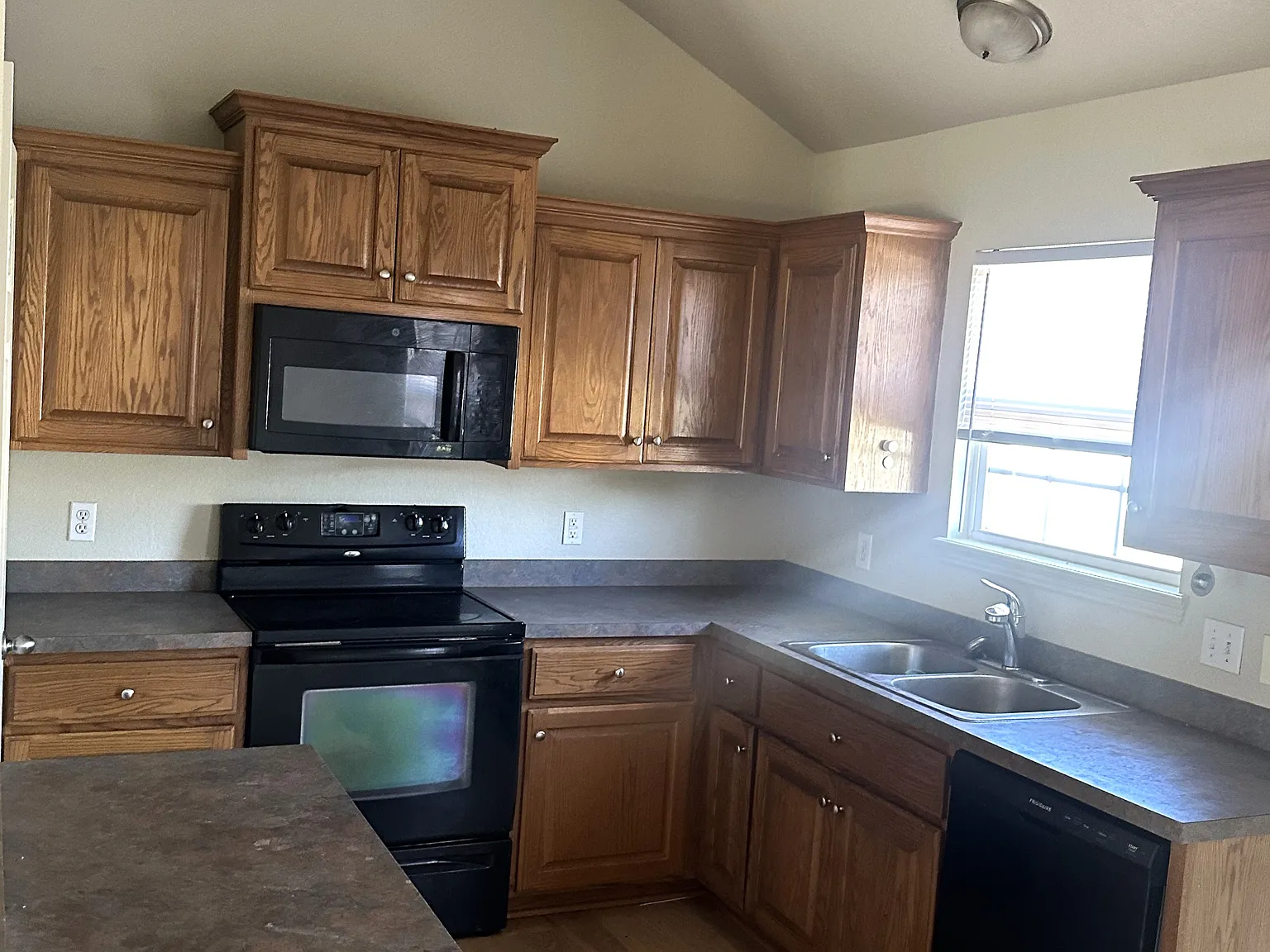 4 bed, 1583 sqft, $1,757 — Photo 2