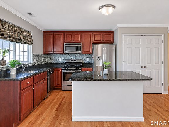 5th image of 27 Riverview Court #27