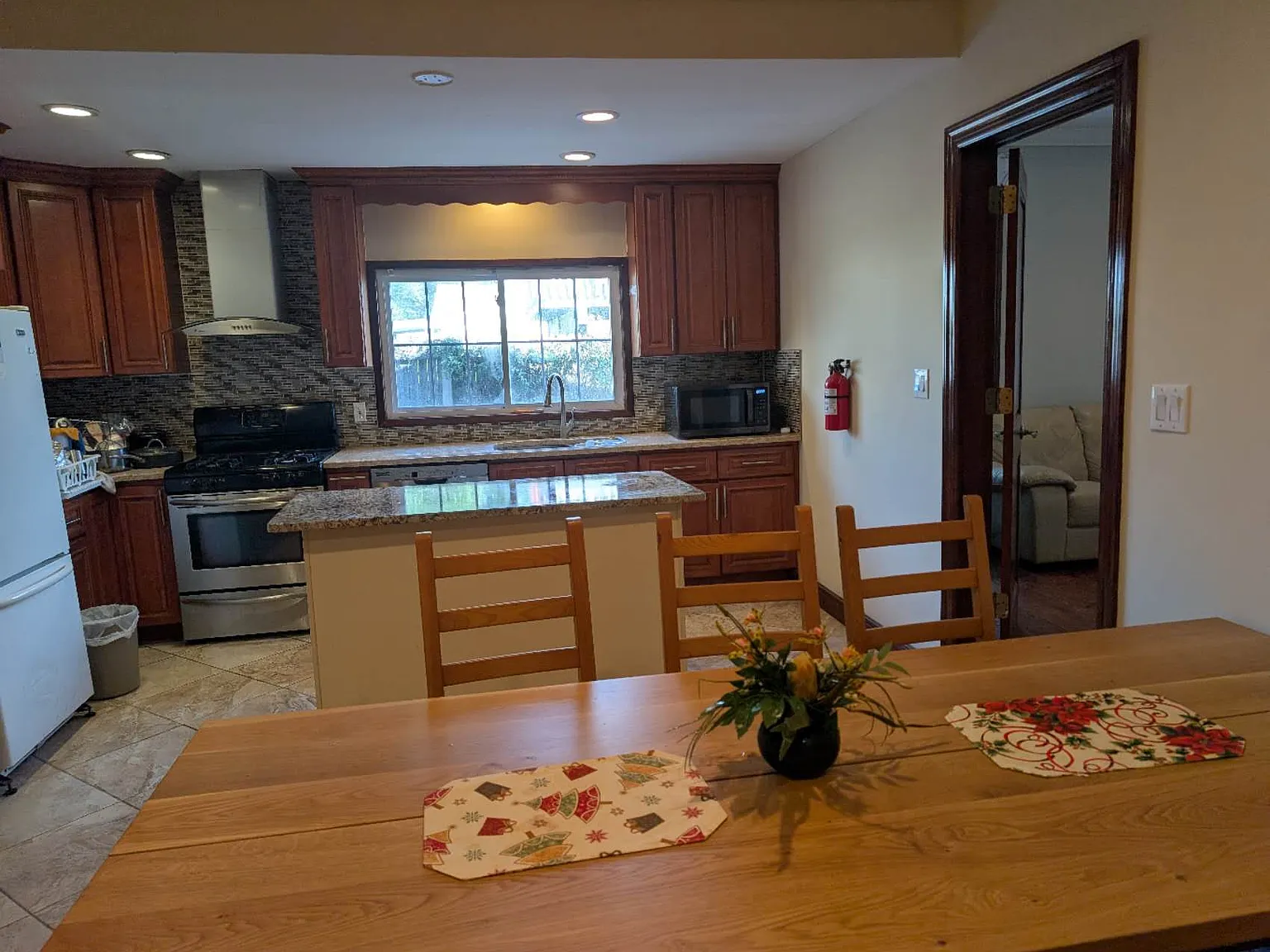 4 bed, 2200 sqft, $3,500 — Photo 4